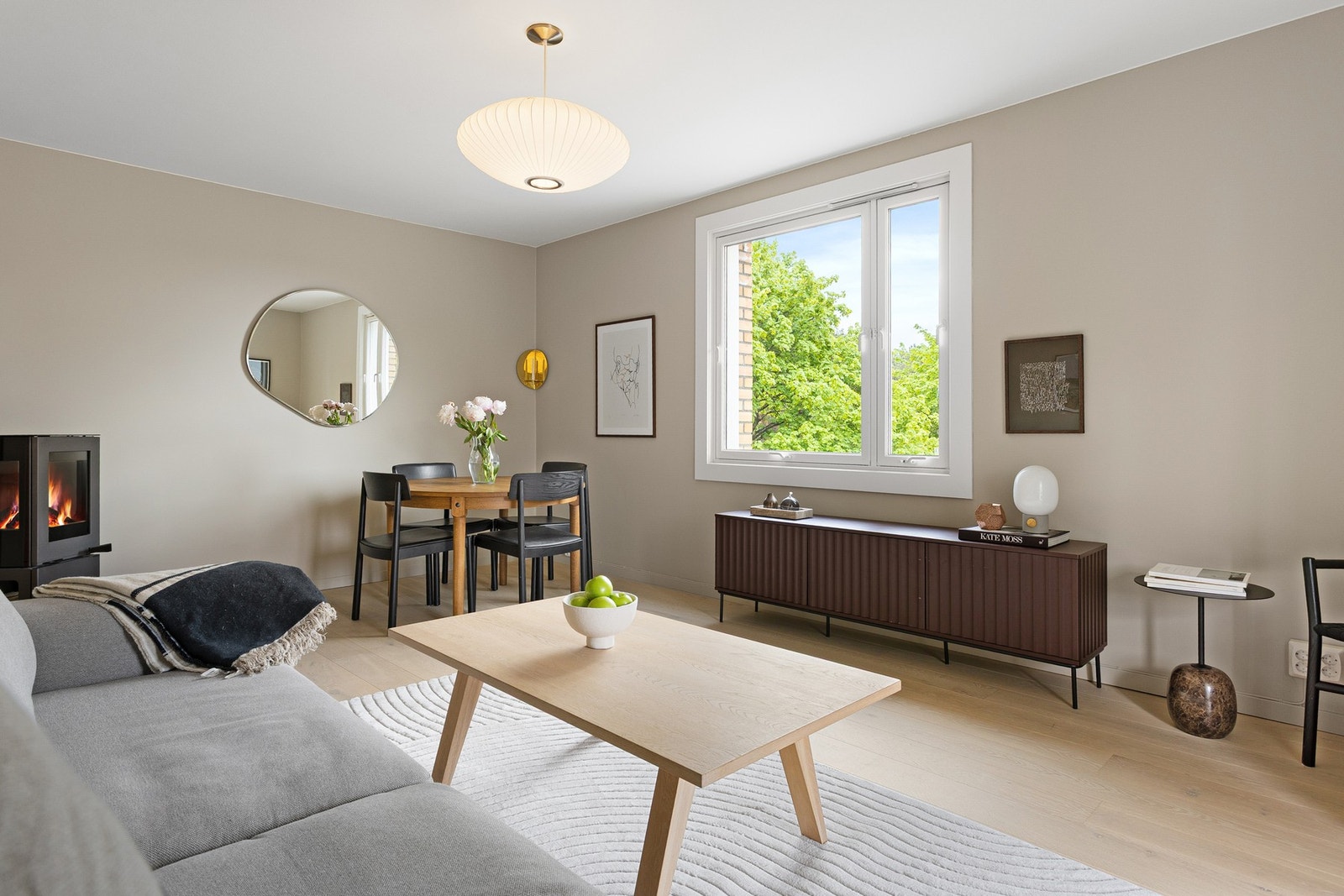 I stuen er det store vindusflater som slipper inn rikelig med naturlig lys fra to sider. Galleribilde