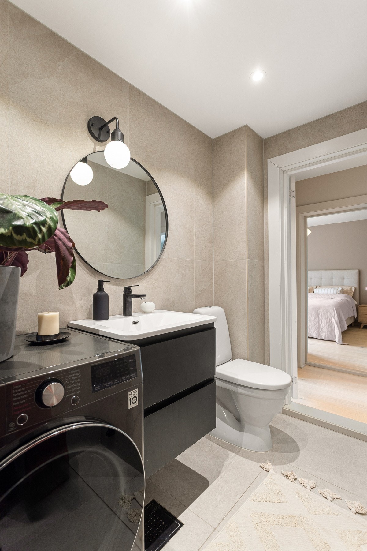 Badet er utstyrt med baderomsinnredning med to store skuffer og ovenpåliggende servant. På veggen over servanten er det et stilig sort speil med lampe over. På badet er det i tillegg regnfalldusj med innfellbare dusjdører og toalett. Galleribilde
