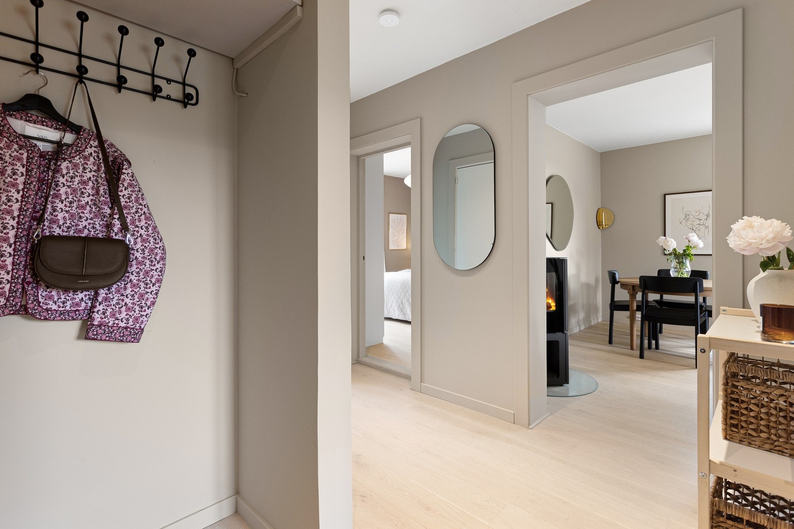 Her er det fin plass til blant annet knaggrekker, skoskap og speil. Galleribilde