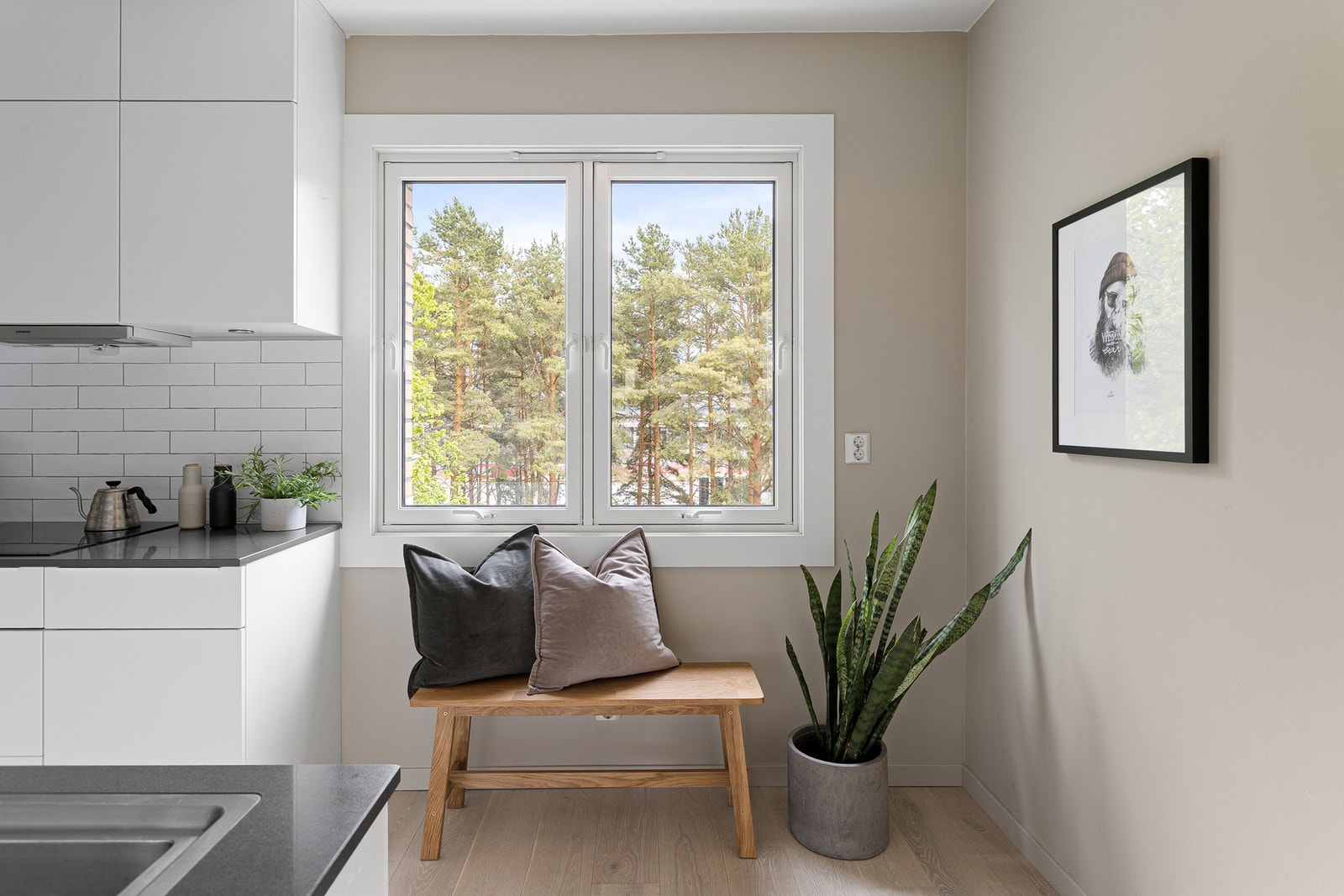 På kjøkkenet er det plass til et lite spisebord eller benk ved vinduet. Her kan du nyte frokosten til et hyggelig utsyn. Galleribilde