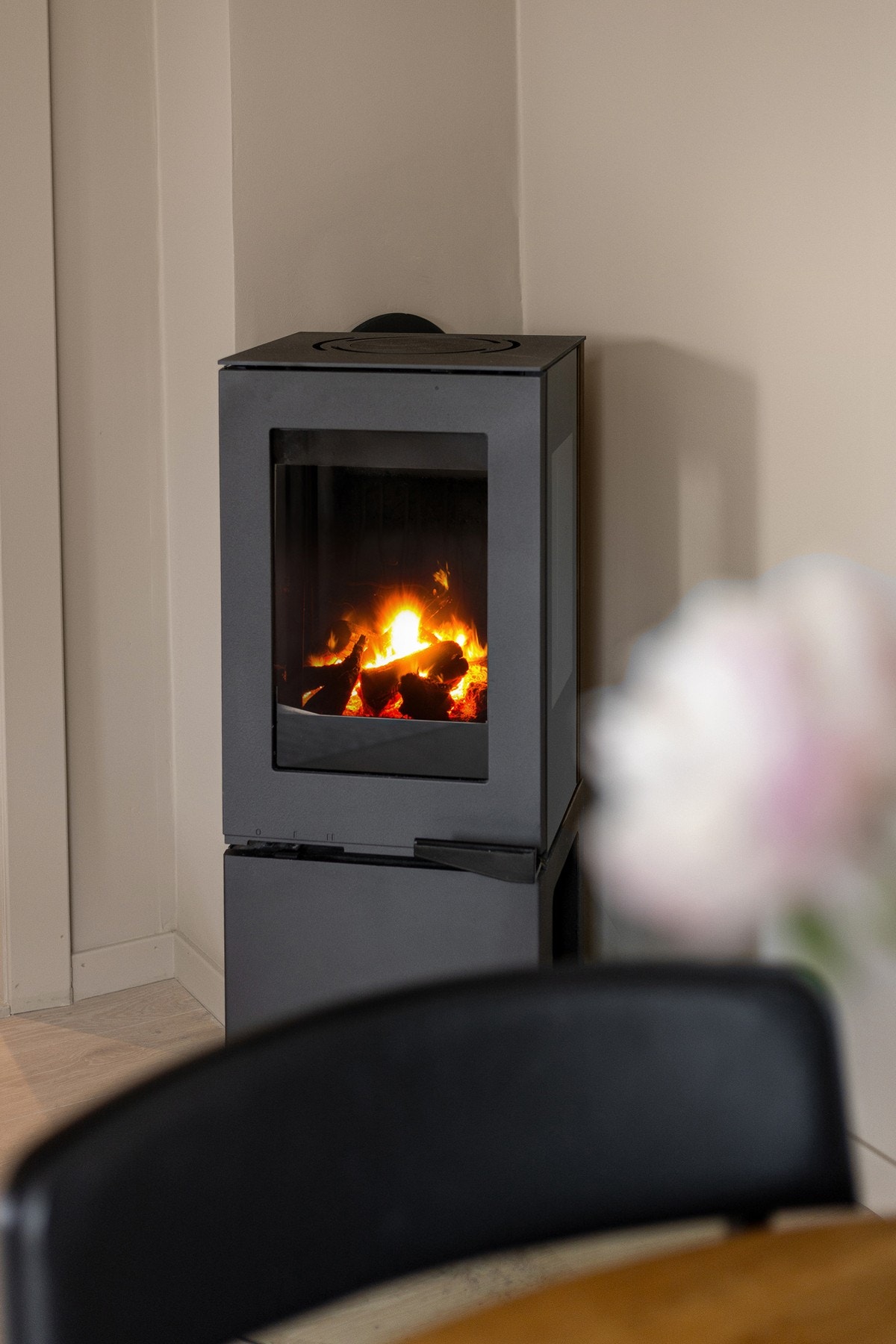 I stuen er det peisovn som sørger for både varme og hygge på kalde høst- og vinterdager. Galleribilde