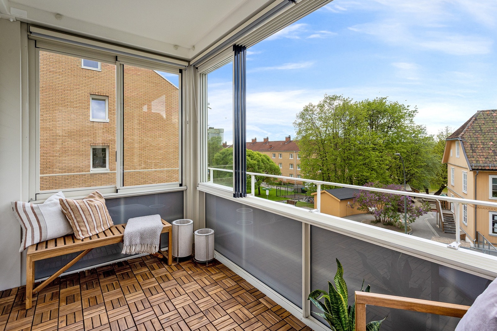 Herlig, innglasset balkong med flott og frodig utsyn over nabolaget. Balkongen har et gulvareal på ca. 7,5 kvm. Galleribilde