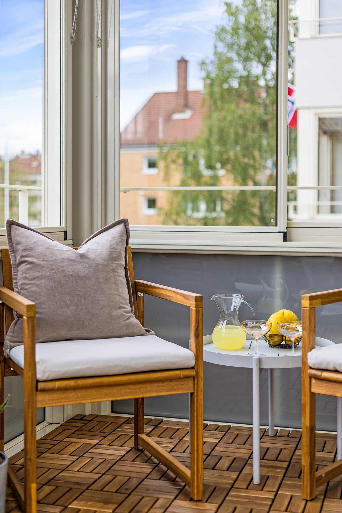 På balkongen er det god plass til utemøbler, beplantning og grill (borettslaget tillater elektrisk og gass), og alt ligger til rette for at de solfylte dagene kan nytes her ute. Galleribilde