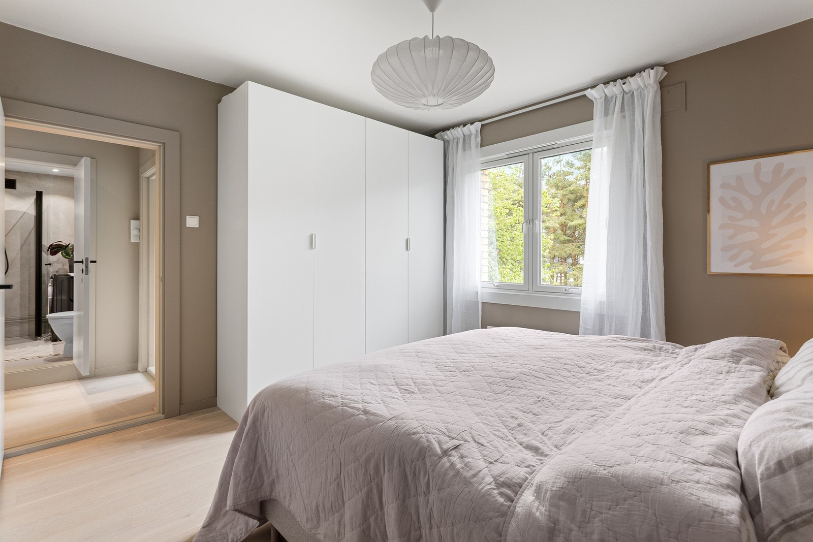 Hovedsoverommet har fin plass til en dobbeltseng med nattbord på begge sider, samt garderobeskap. Galleribilde