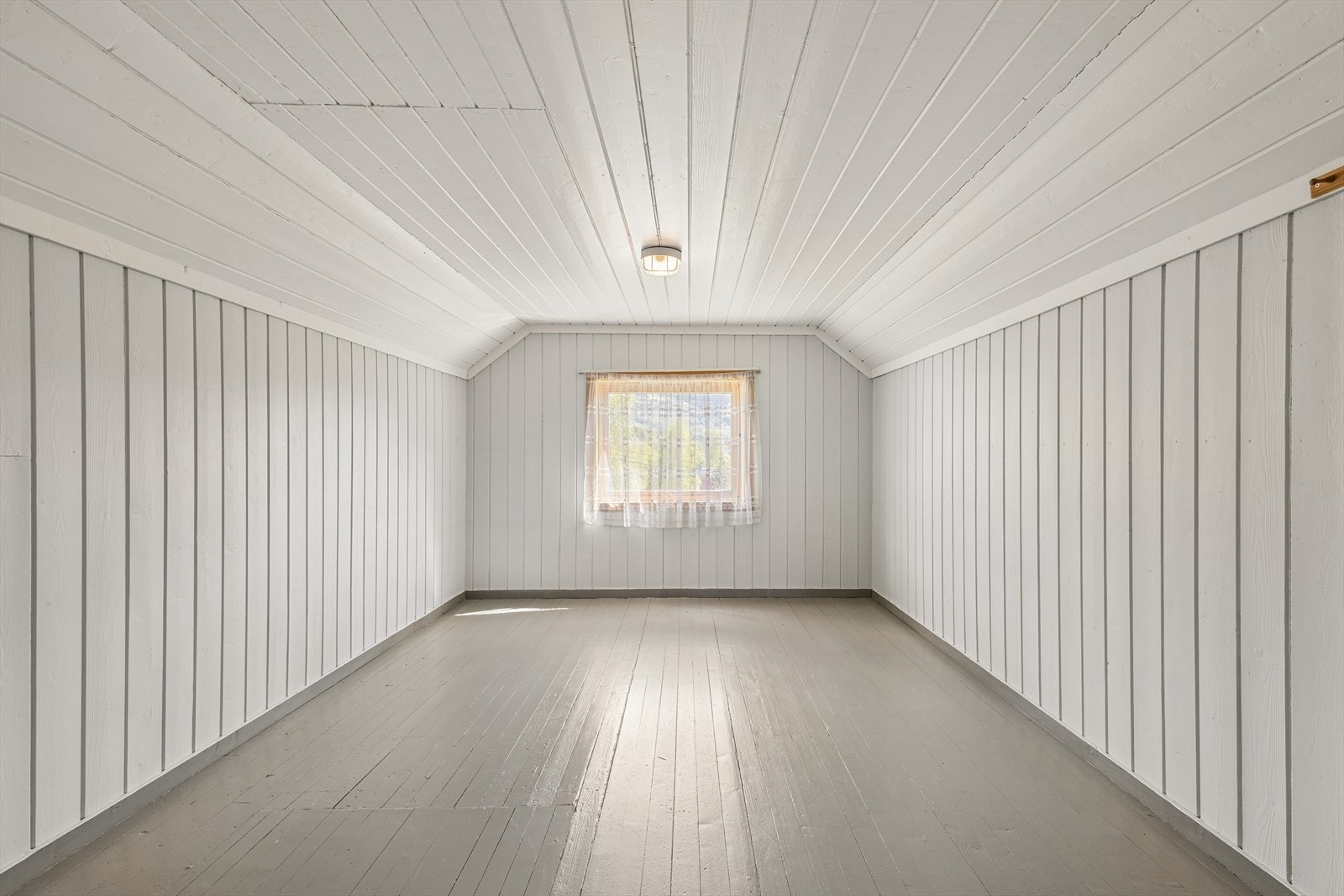 Soverom 2 på loftet. Begge soverommene på loftet har panel på vegger og i tak. Galleribilde