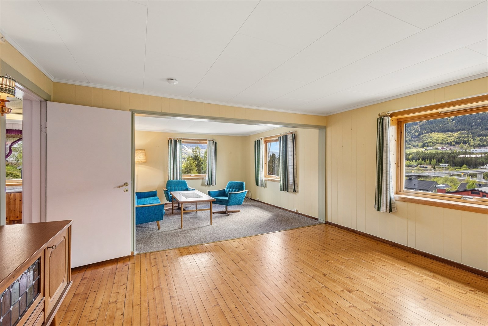 Stue og spisestue med god plass til sofamøblement og spisebord. Galleribilde