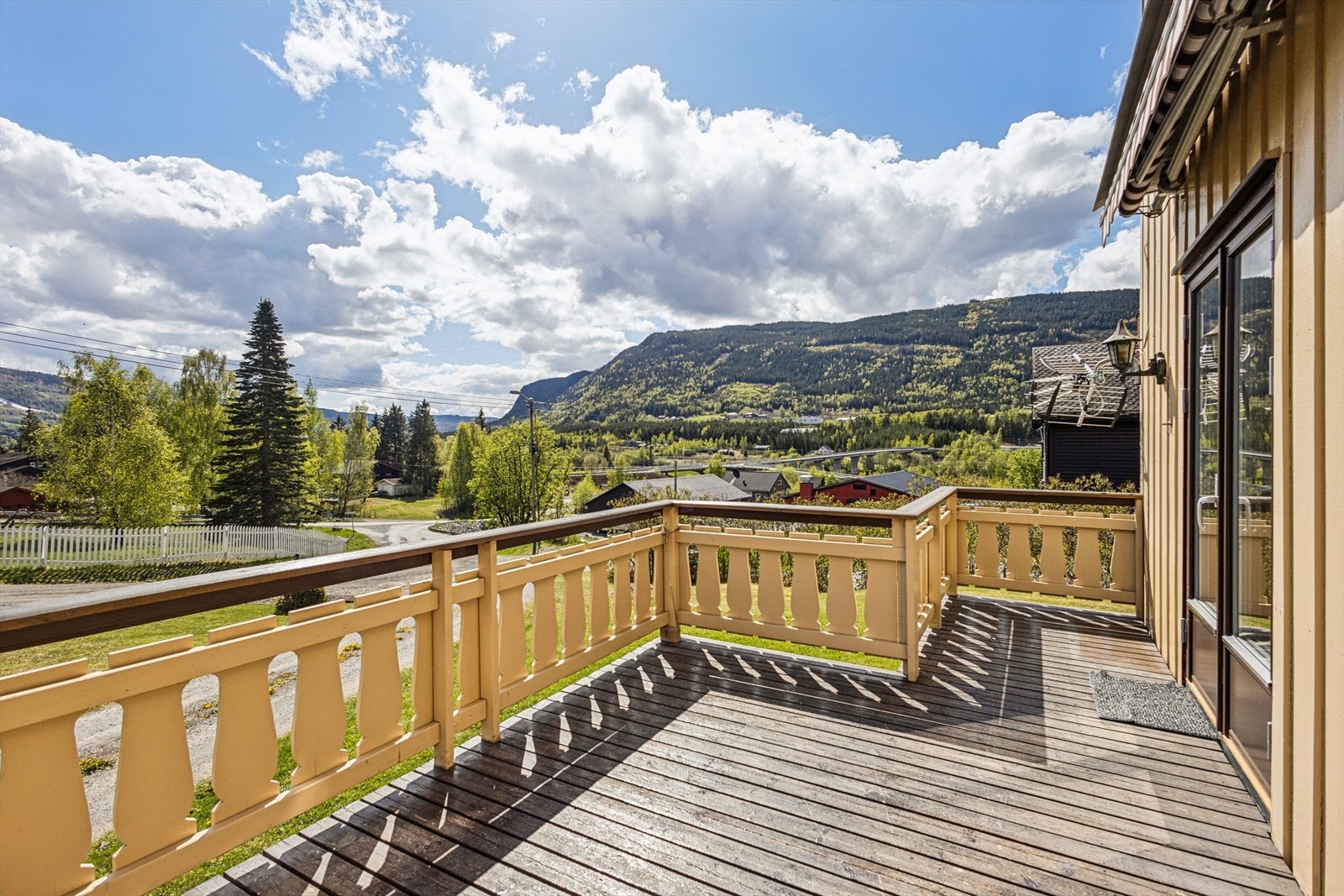 Fra den sørvendte terrassen er det utsikt over Gudbrandsdalen. Her bor du landlig og usjenert, kun 5 minutter fra Øyer sentrum. Galleribilde