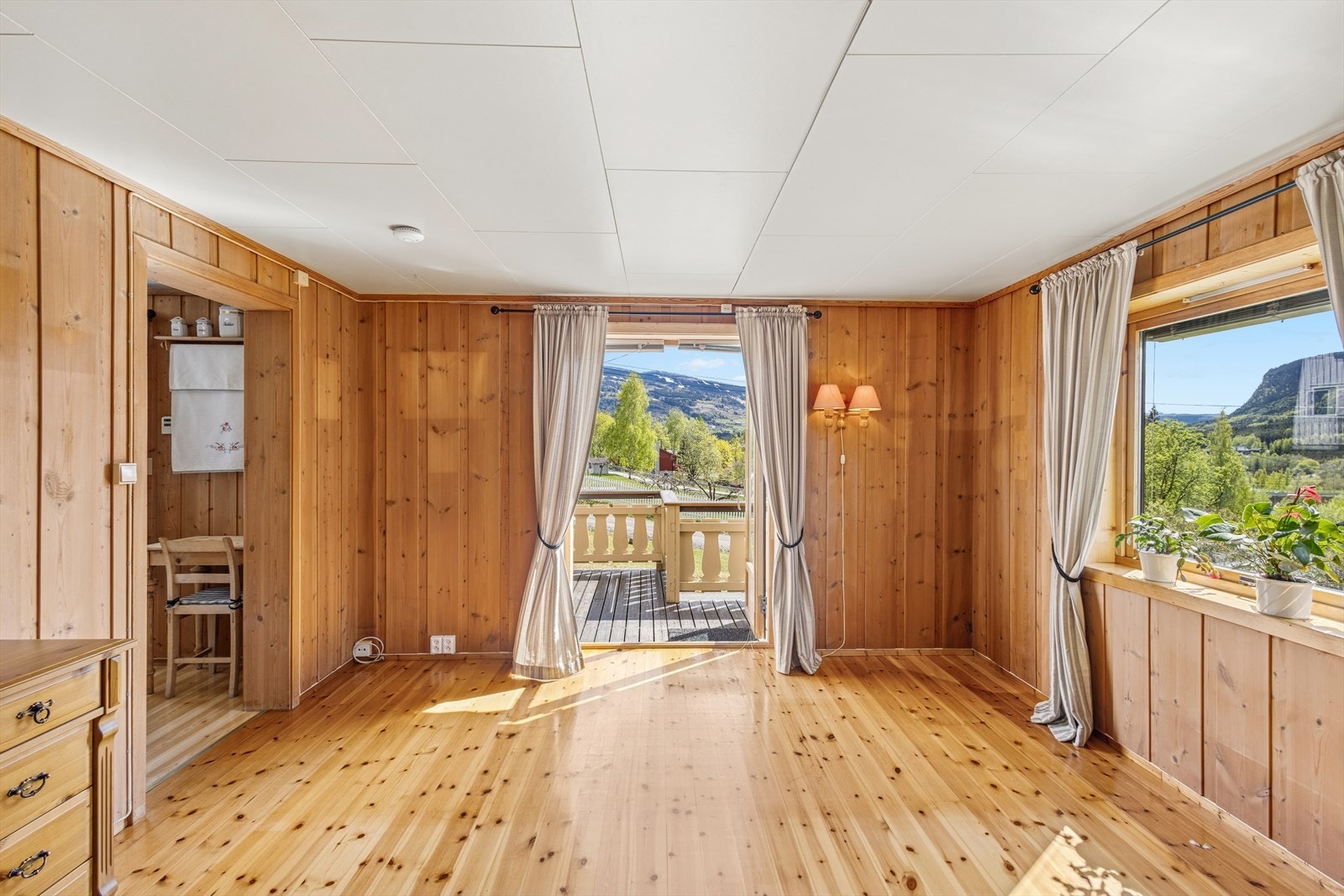 Fra spisestuen er det utgang til terrassen via en ny balkongdør med 3-lags isolerglass fra 2024. Galleribilde
