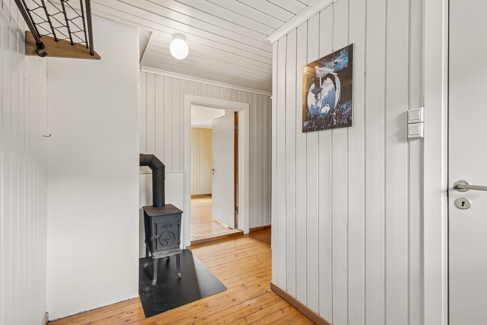 Gang i første etasje mellom badet og soverommet med vedovn. Galleribilde