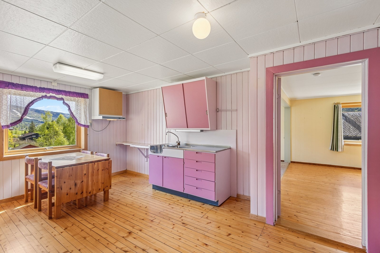Kjøkkenet i andre etasje har en eldre innredning og plass til spisebord. Galleribilde