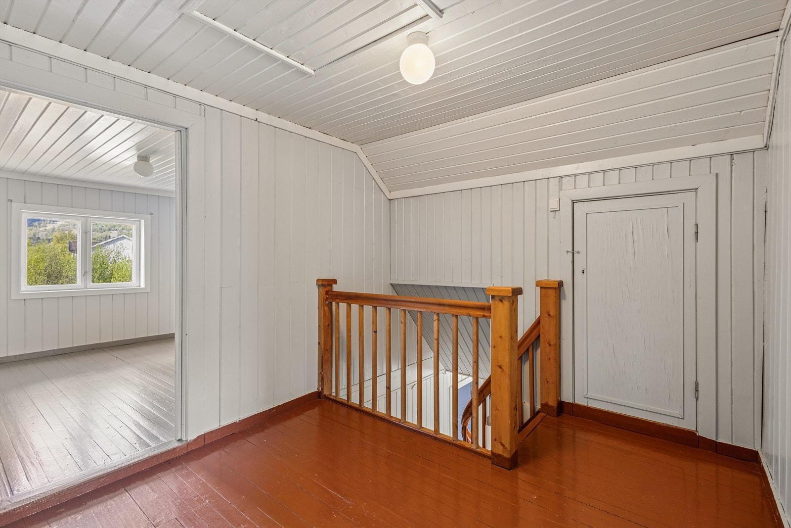 Loftsetasjen har skråtak og et areal på 20 m² som ikke er måleverdig grunnet lav takhøyde. Galleribilde
