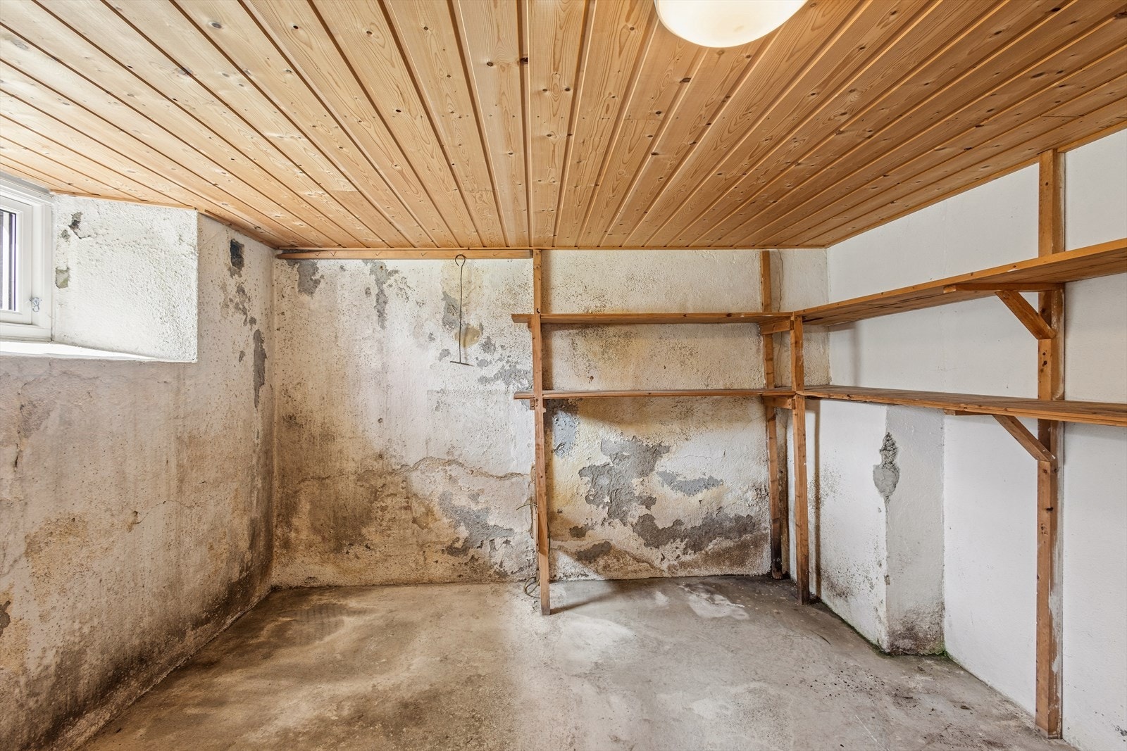 Kjelleren er en grovkjeller med støpt plate på mark og synlig grunnmur, og byr på rikelig med lagringsplass. Galleribilde
