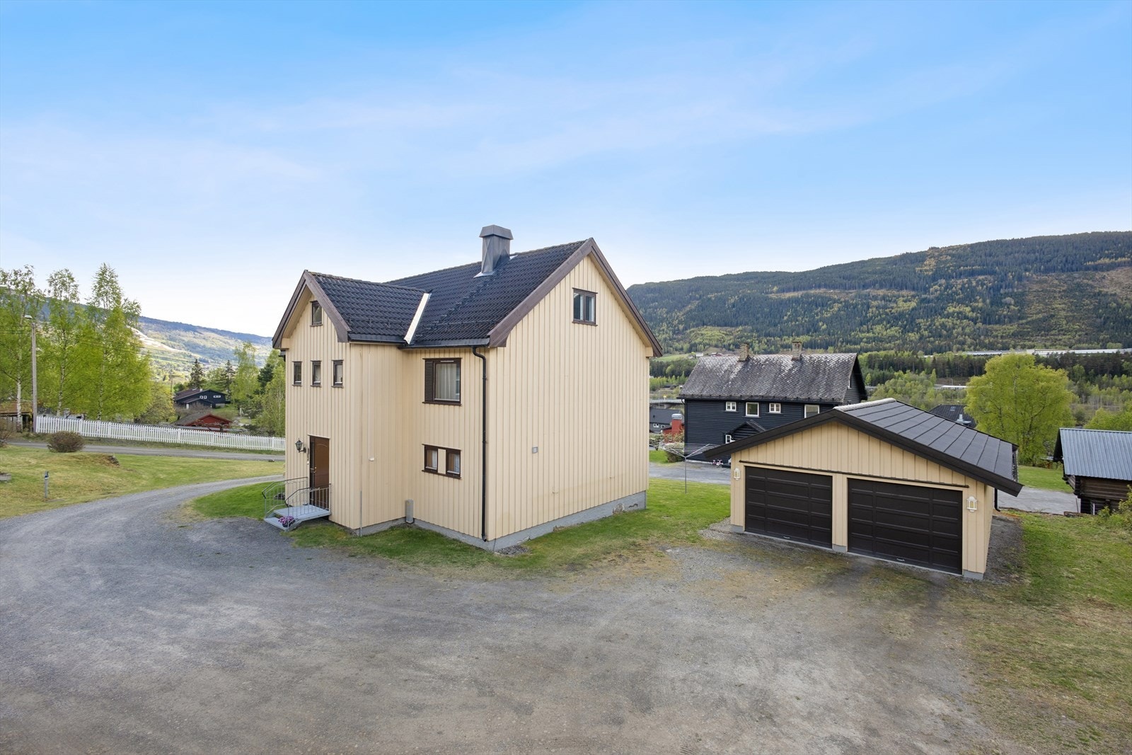 Dobbelgarasjen fra 2012 har et areal på 44 m² og elbillader er montert. Galleribilde