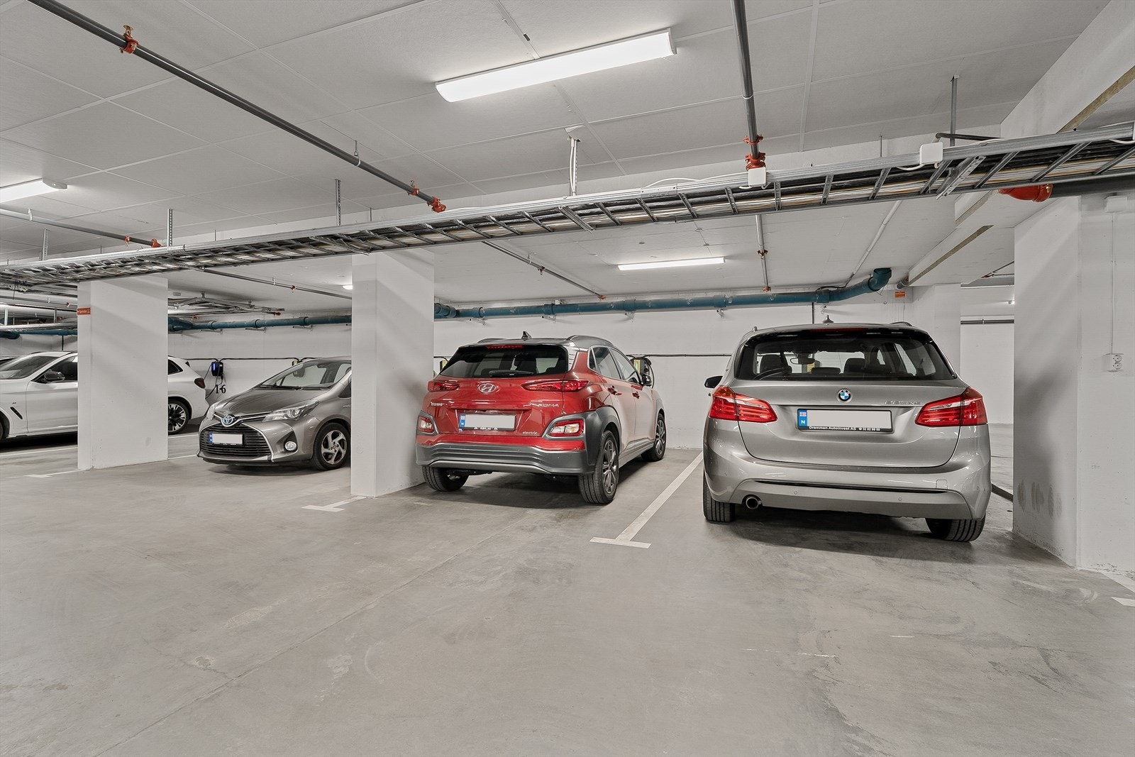 Fast garasjeplass i oppvarmet garasjeanlegg. Galleribilde