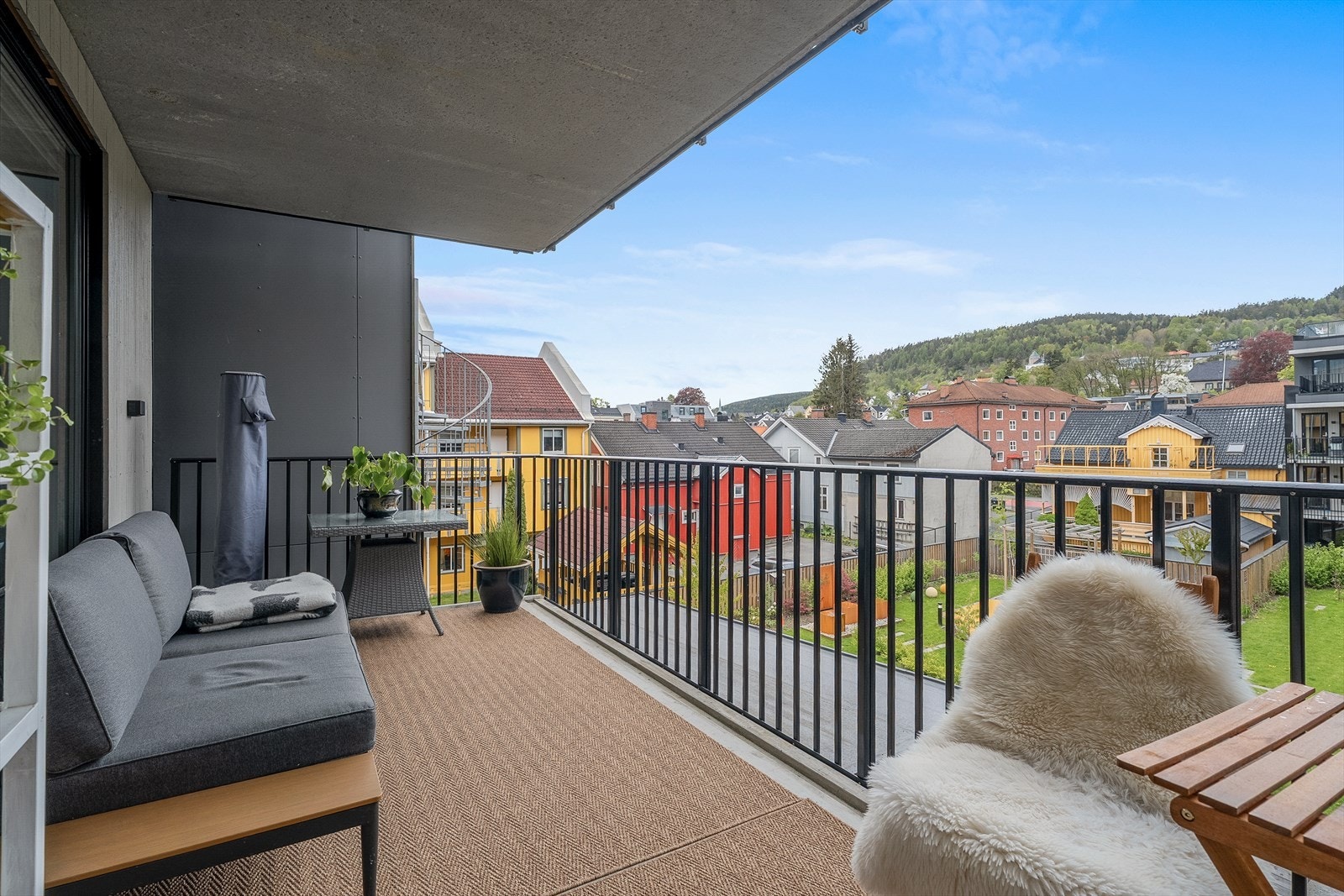 Leiligheten disponerer bl.a. to balkonger, fast garasjeplass og heis. Galleribilde