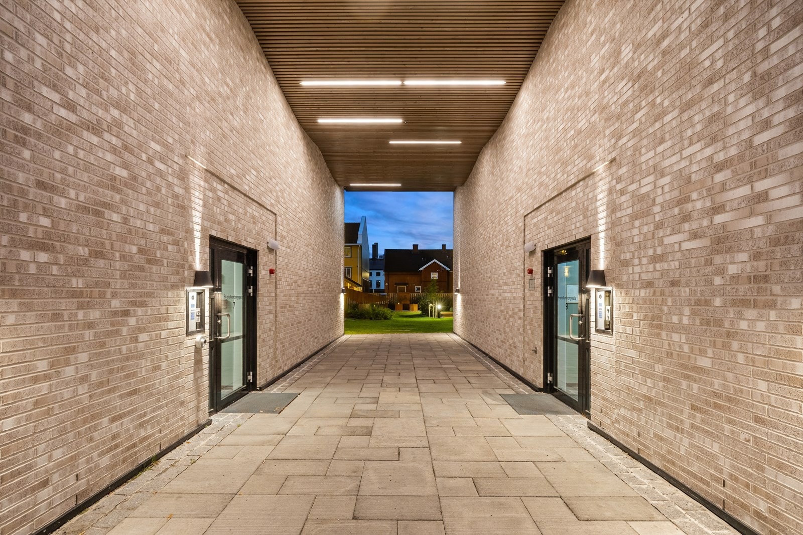 Inngang via en flott portal og romslige oppganger utsmykket med kunstverk fra den lokale kunstneren Tom Erik Andersen. Galleribilde