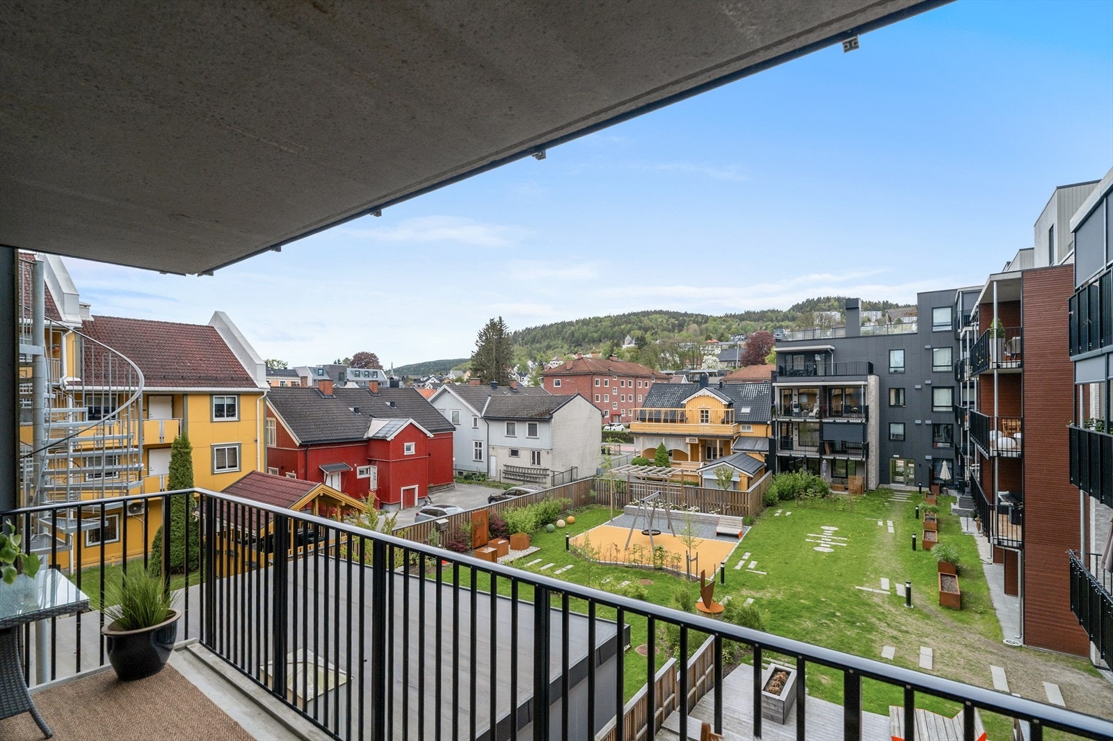 Sameiet er preget av grønne og kunstneriske detaljer med felles takterrasse, frodig bakhage og flott oppganger utsmykket med kunstverk fra den lokale kunstneren Tom Erik Andersen. Galleribilde