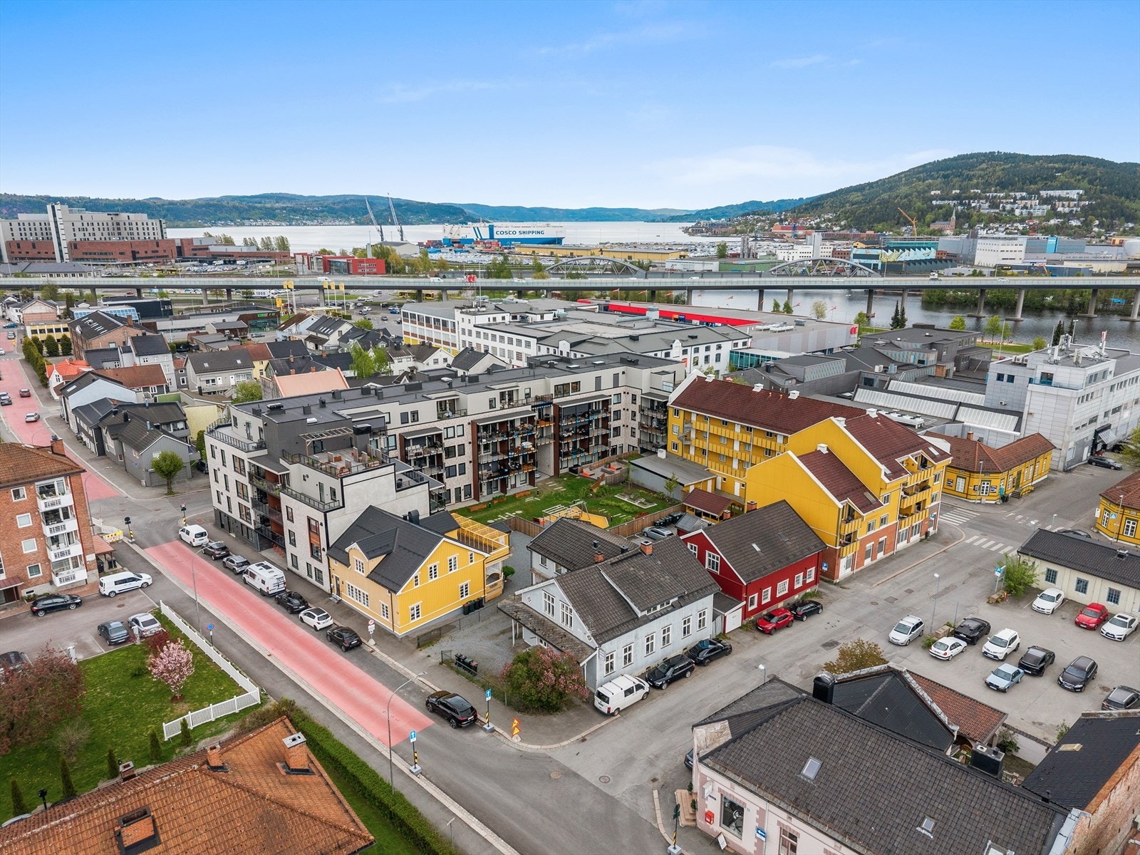 Fra leiligheten har man kort avstand til tog, det nye sykehuset og bystranda. Galleribilde