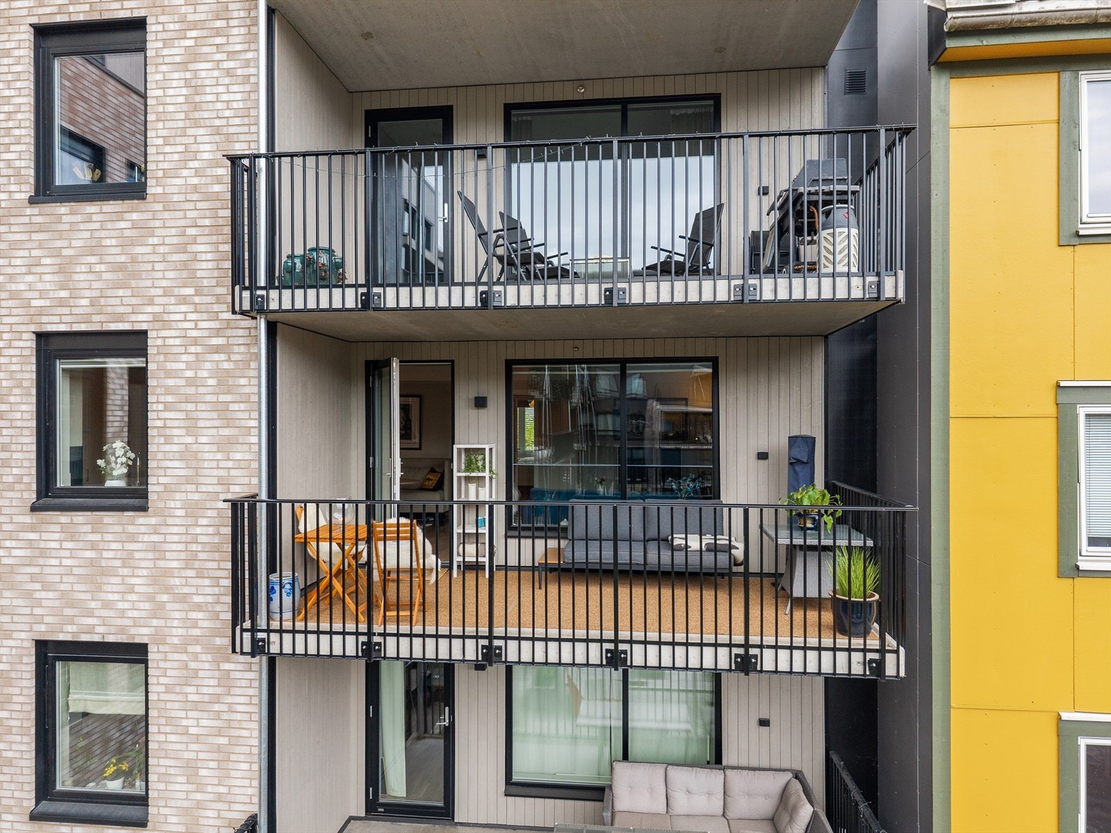 Leiligheten ligger fint til i byggets 3. etasje med utsikt over fellesarealet i sameiet. Galleribilde