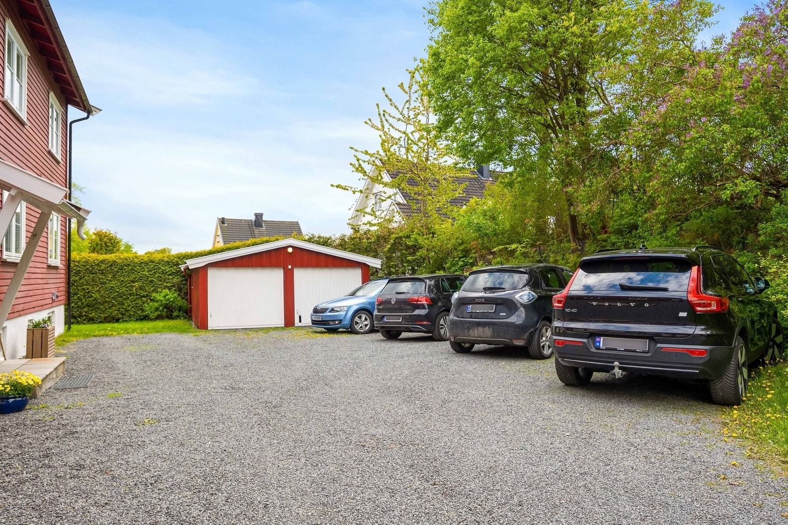 Romslig gårdsplass med plass til flere biler. Galleribilde
