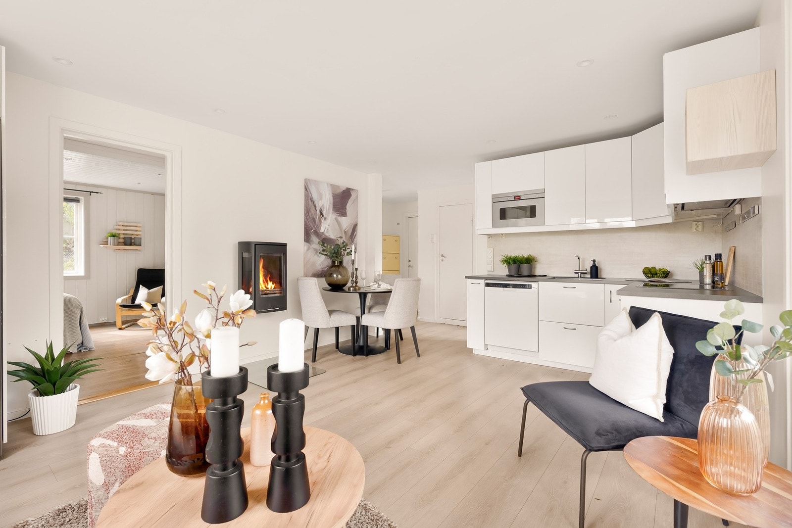 Oppholdsrommet har en naturlig inndeling med plass til sofagruppe og TV-møblement i den ene delen, og spiseplass og kjøkken i den andre. Galleribilde