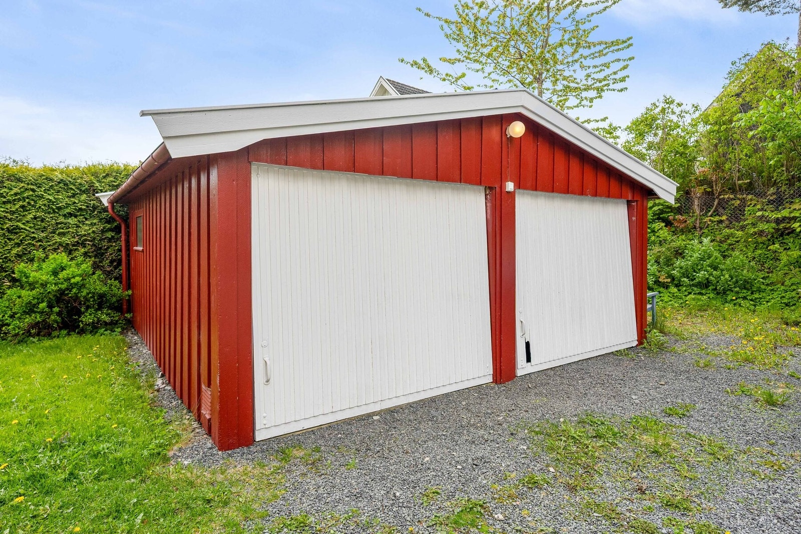 Leiligheten disponerer en del av dobbeltgarasje med lys og strømuttak - oppmålt til 13 m². Galleribilde