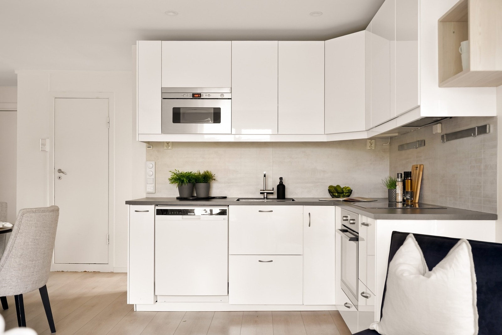 Kjøkkeninnredningen er fra IKEA med integrert stekeovn fra Electrolux, oppvaskmaskin fra Siemens og mikroovn i overskap. Galleribilde