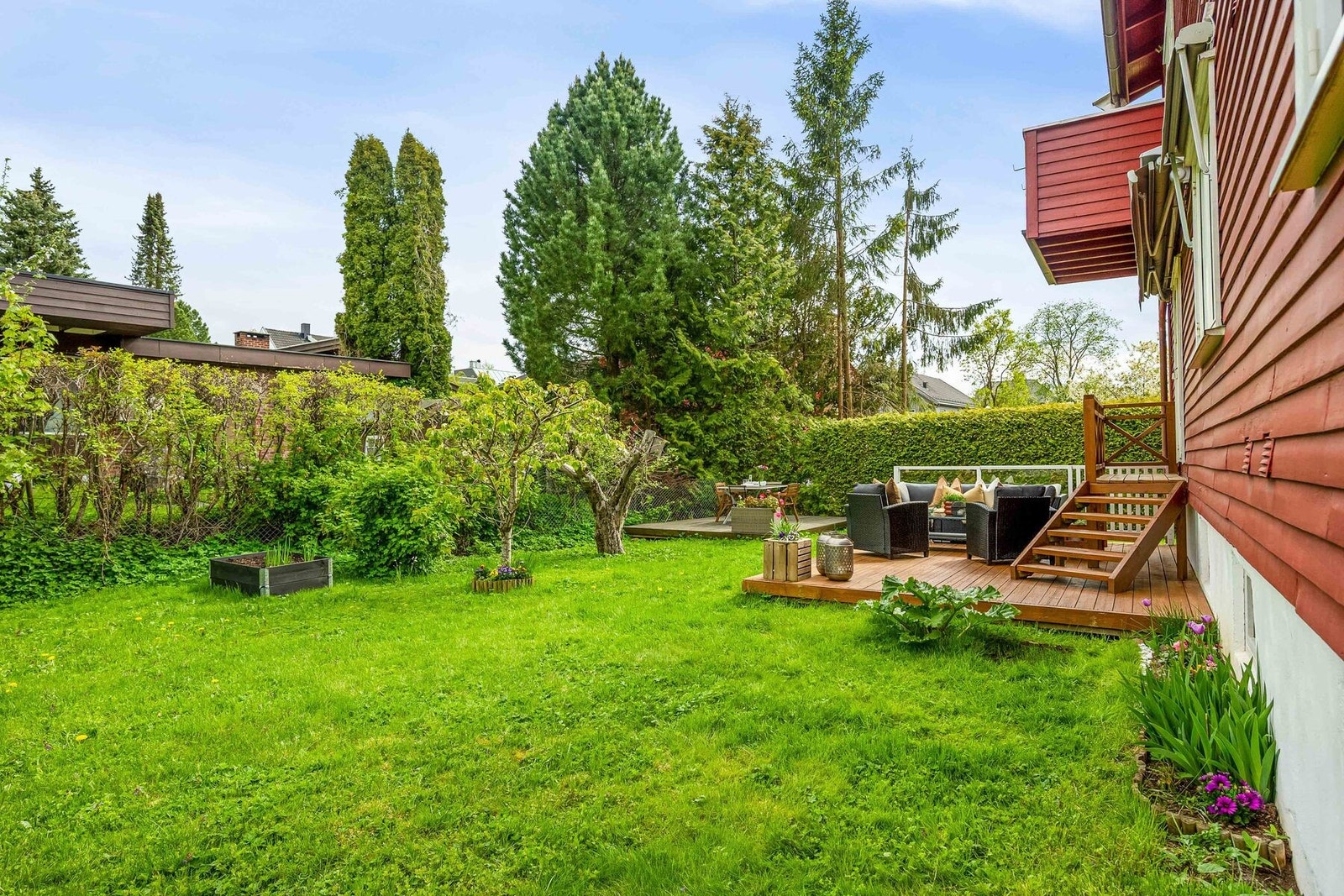 Hagen er pent opparbeidet med morelltre, epletre, ripsbusker, rabarbra og fargerike blomster. Galleribilde