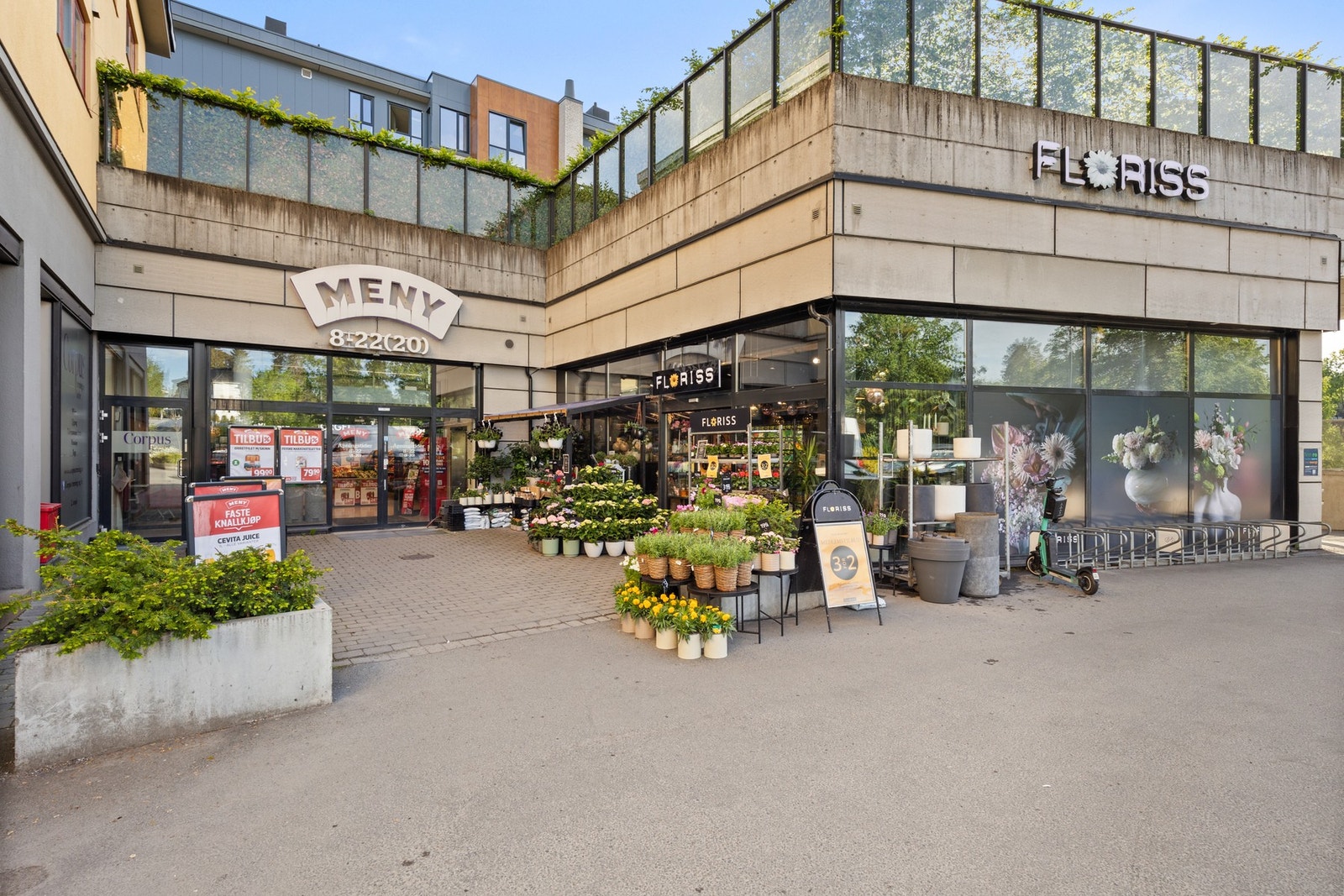 Jarhuset byr på en stor MENY-butikk, samt flere praktiske servicetilbud. Rema 1000 og Joker (søndagsåpent) ligger også i gangavstand. Galleribilde