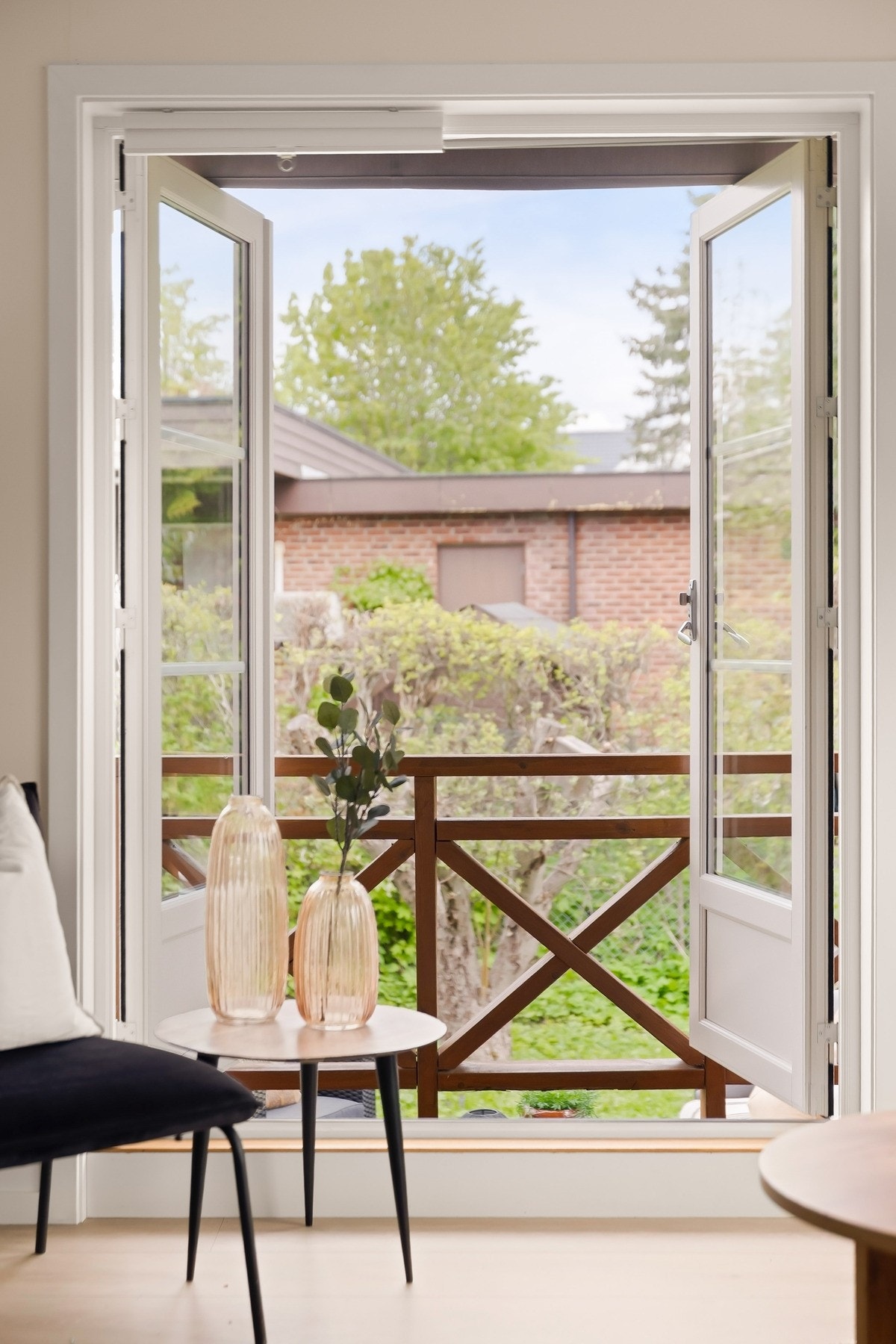 Fra stuen åpner doble balkongdører ut til terrasse og den grønne oasen - noe man virkelig vil sette pris på ved boligen. Galleribilde