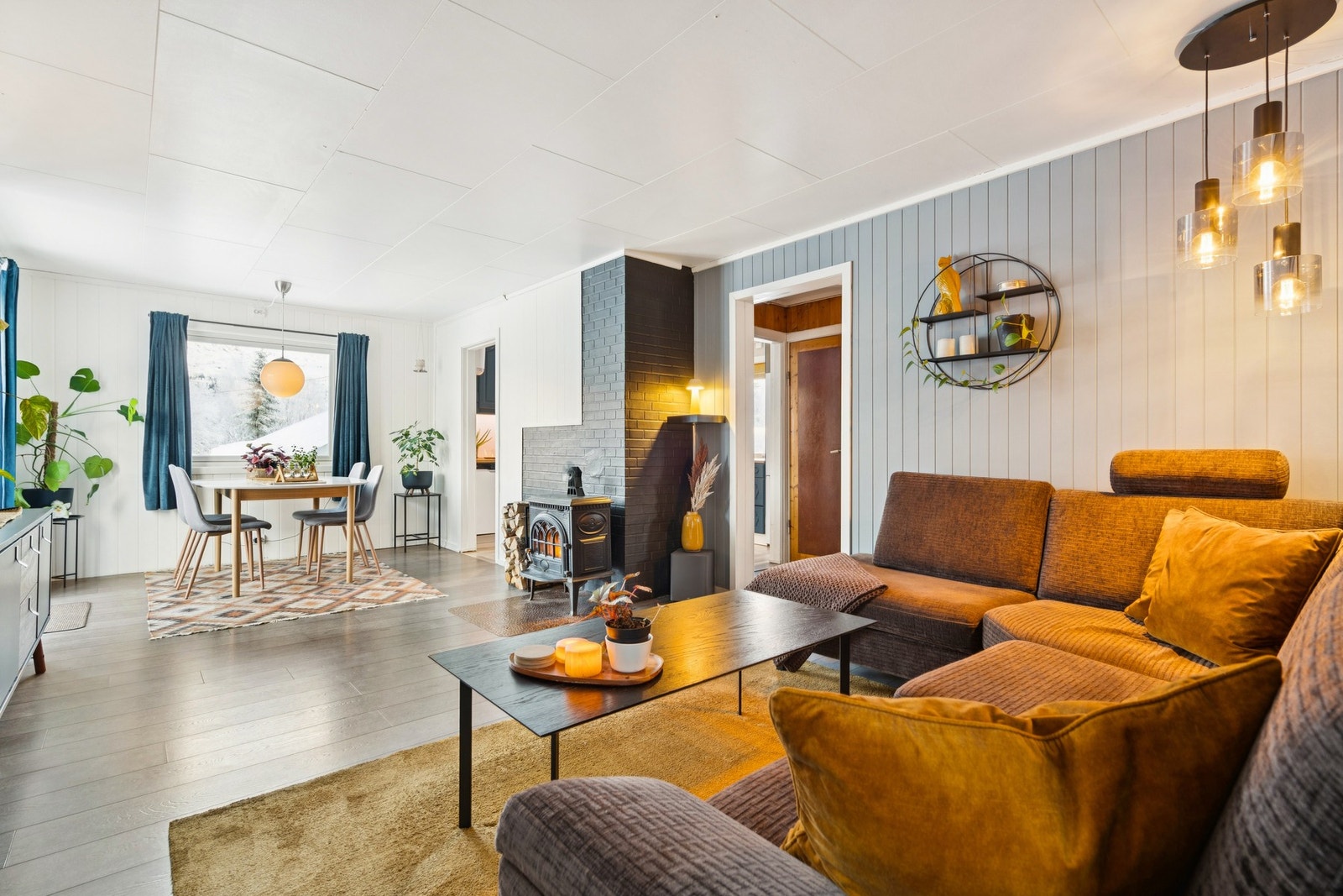 Stuen har en hjemmekoselig atmosfære med mye lysinnslipp og en planløsning med sjarm. Galleribilde