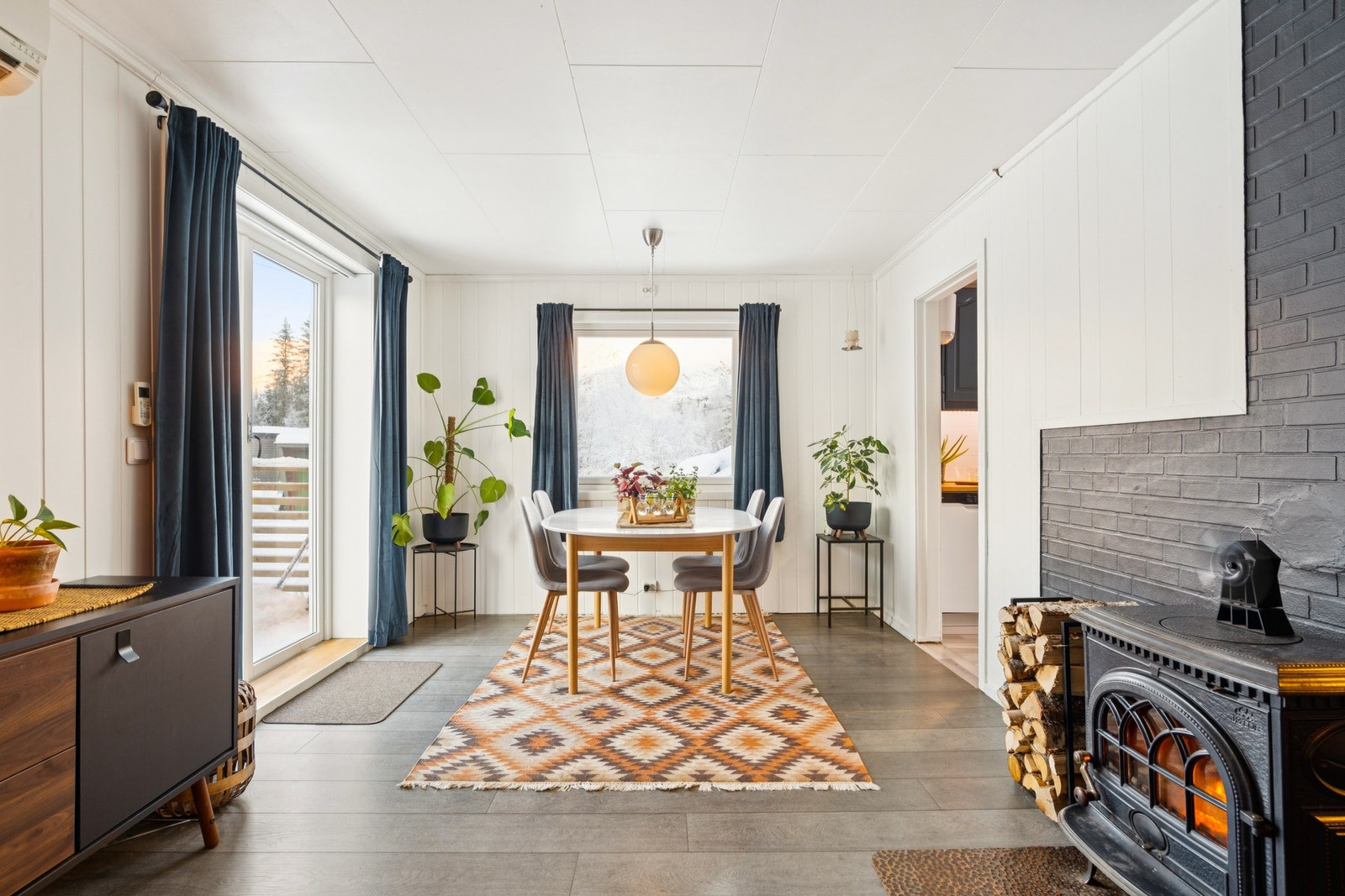 Fra spisestuen er det utgang til terrassen gjennom en dobbel terrassedør fra 2024. Galleribilde