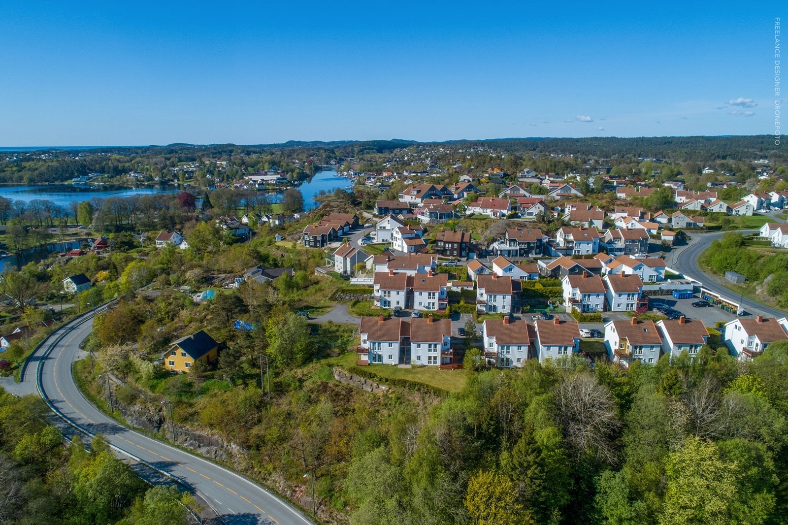 Eiendommen har en horisontaldelt tomannsbolig, med enhet i underetasjen. Galleribilde