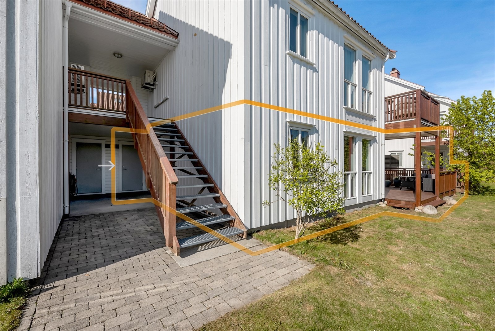 Adkomst til leiligheten skjer via felles trapp og inngangsparti. Galleribilde