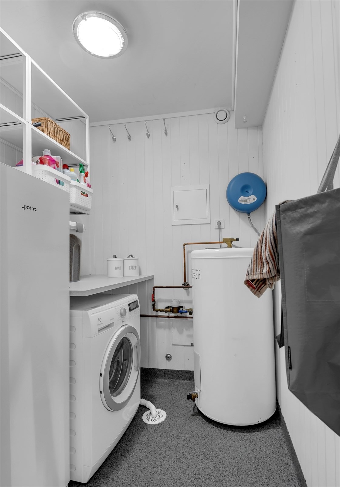 Vaskerommet er utstyrt med praktisk opplegg for vaskemaskin og har vinylbelegg på gulv. Galleribilde