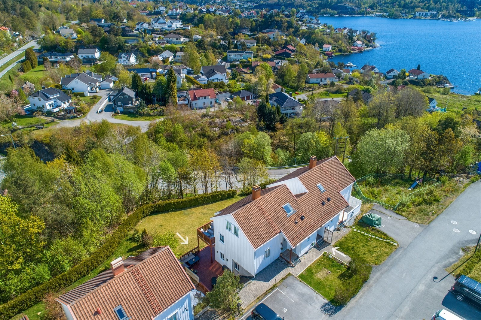 Eiendommen har en terrasse på ca. 30 m², hvor ca. 6 m² er overbygget. Galleribilde