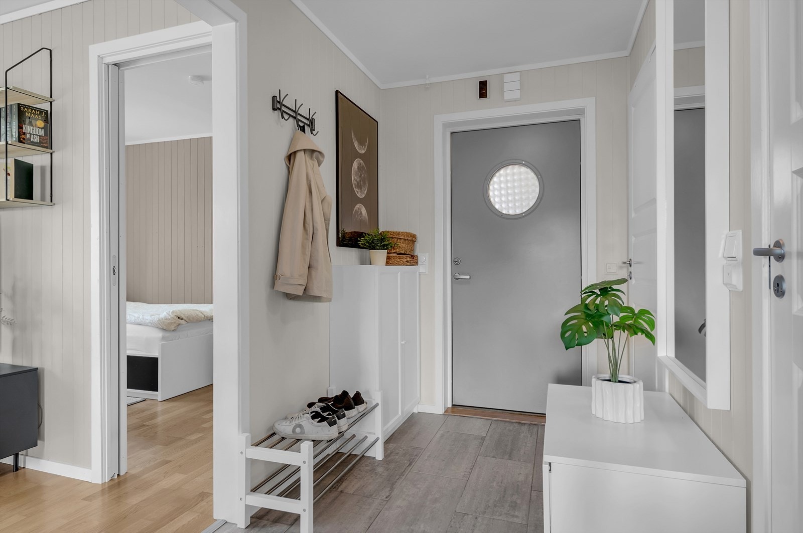 Entréen har plass til oppbevaring og enkel adkomst til boligens øvrige rom. Galleribilde