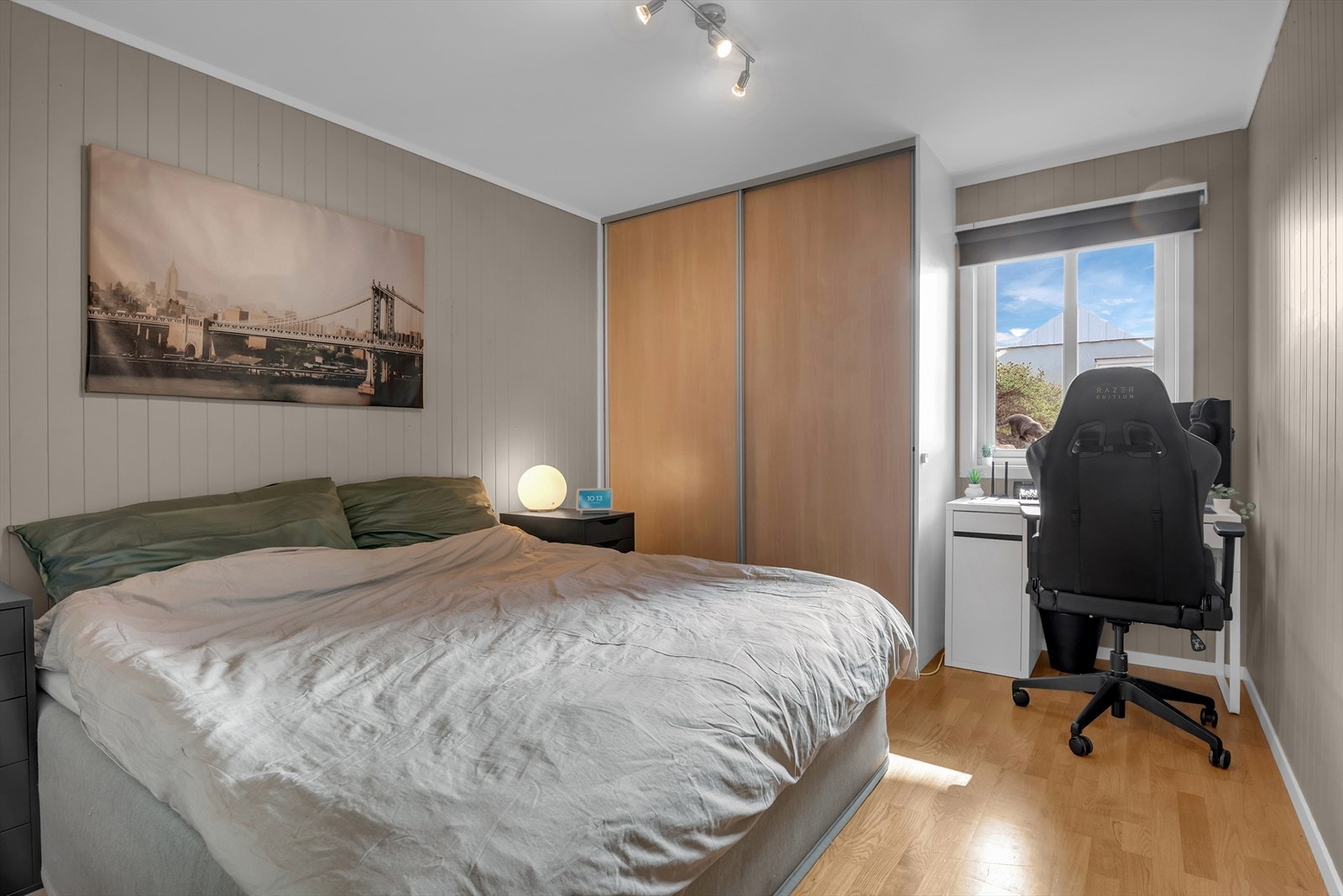 Rommet har plass til dobbeltseng, innebygde garderober og godt dagslys fra vinduet. Galleribilde
