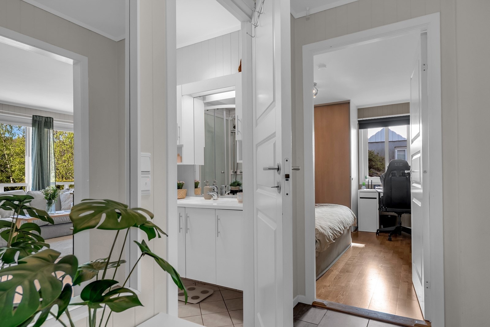 Fra gangen er det tilgang til både bad og soverom for praktisk bruk. Galleribilde