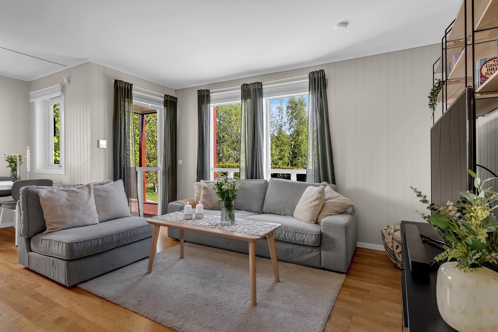 Utgang til terrasse gir enkel tilgang til uteområdet fra stuen. Galleribilde