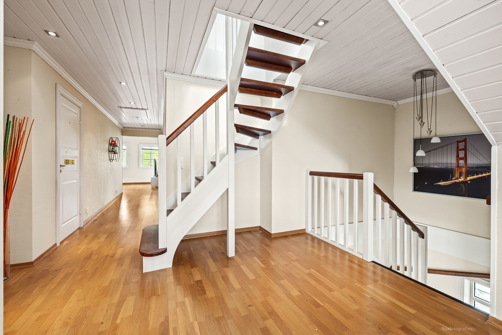 Den malte tretrappen har trinn i tre og binder etasjene sammen. Galleribilde