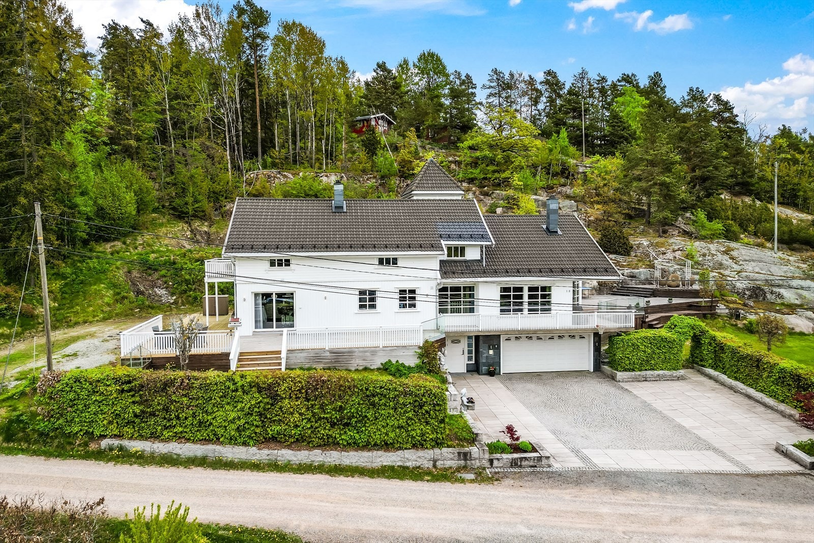 Enebolig fra 2005 med bergvarme og vannbåren varme i de fleste boligrom, som sikrer jevn temperatur og lave oppvarmingskostnader. Galleribilde