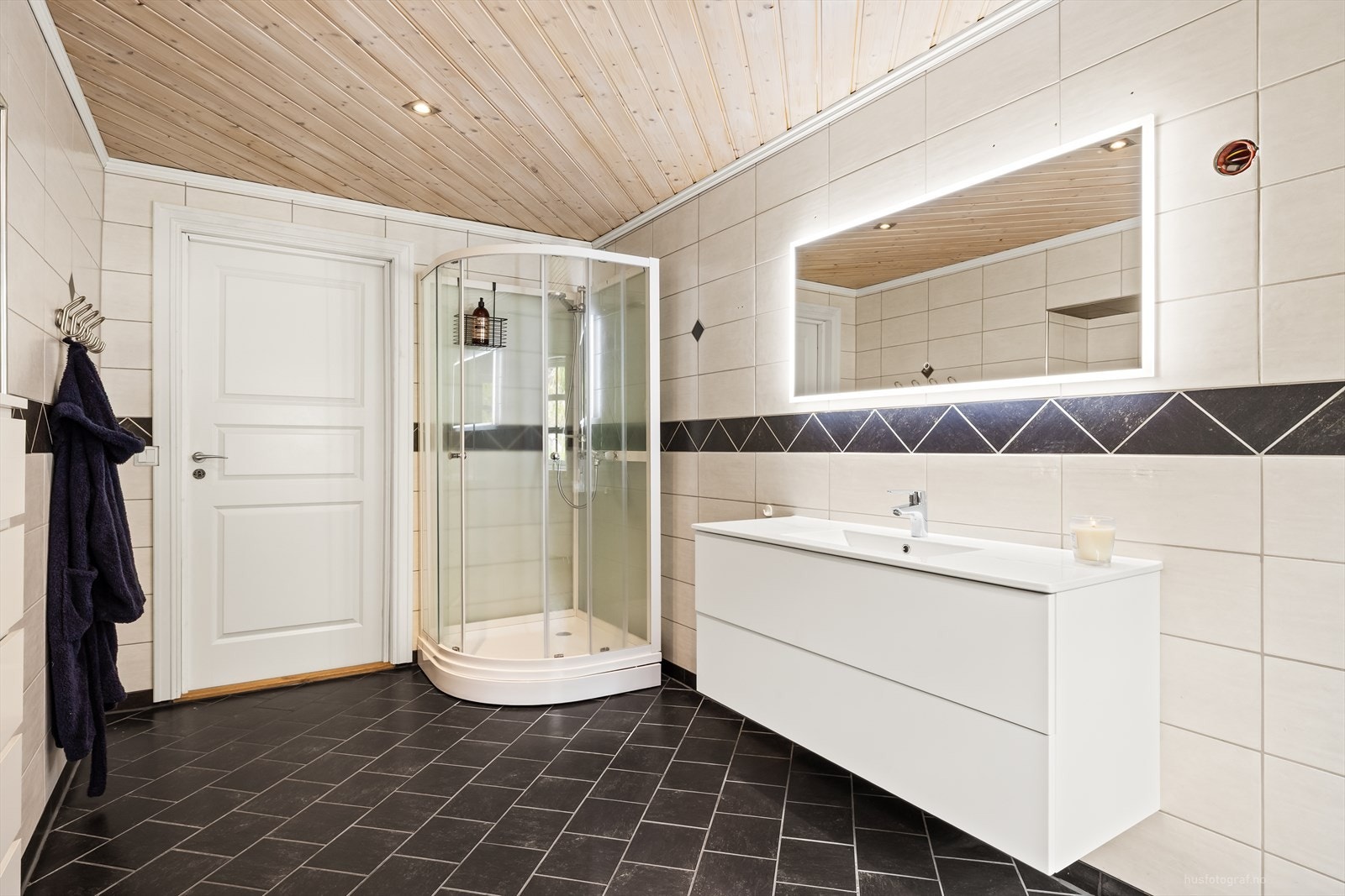 Badet i andre etasje er fra byggeåret 2005 og har flislagt gulv med vannbåren varme. Galleribilde