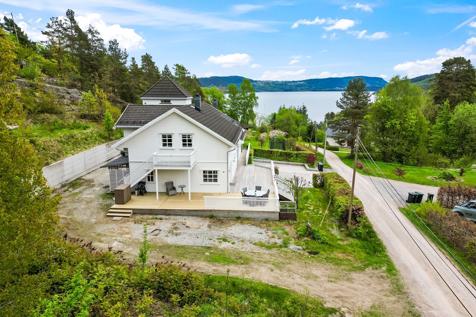 Boligen ligger høyt og fritt med utsikt over Drammensfjorden. Galleribilde