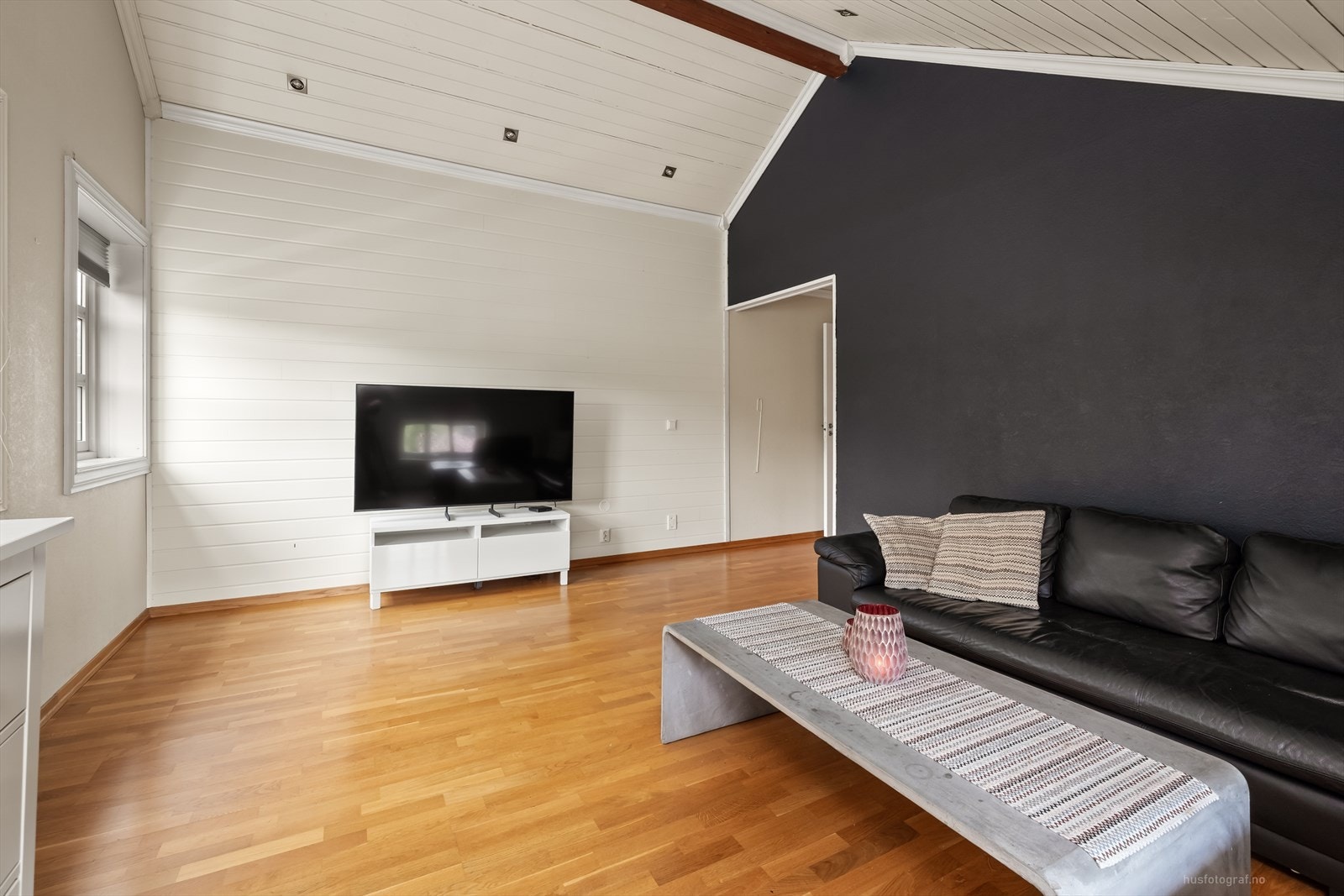 TV-stuen i andre etasje gir ekstra plass for familien. Rommet har parkett og panel i taket. Galleribilde
