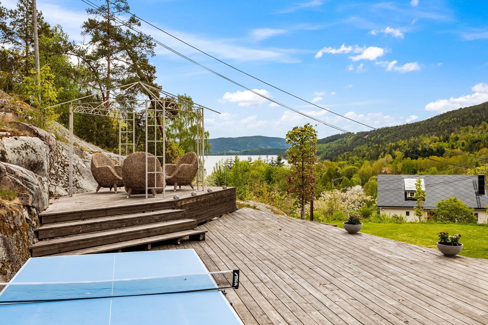 Fra stuen er det utgang til en terrassearealer på ca 200 kvadratmeter, med god plass til flere sittegrupper og sosiale soner. Galleribilde