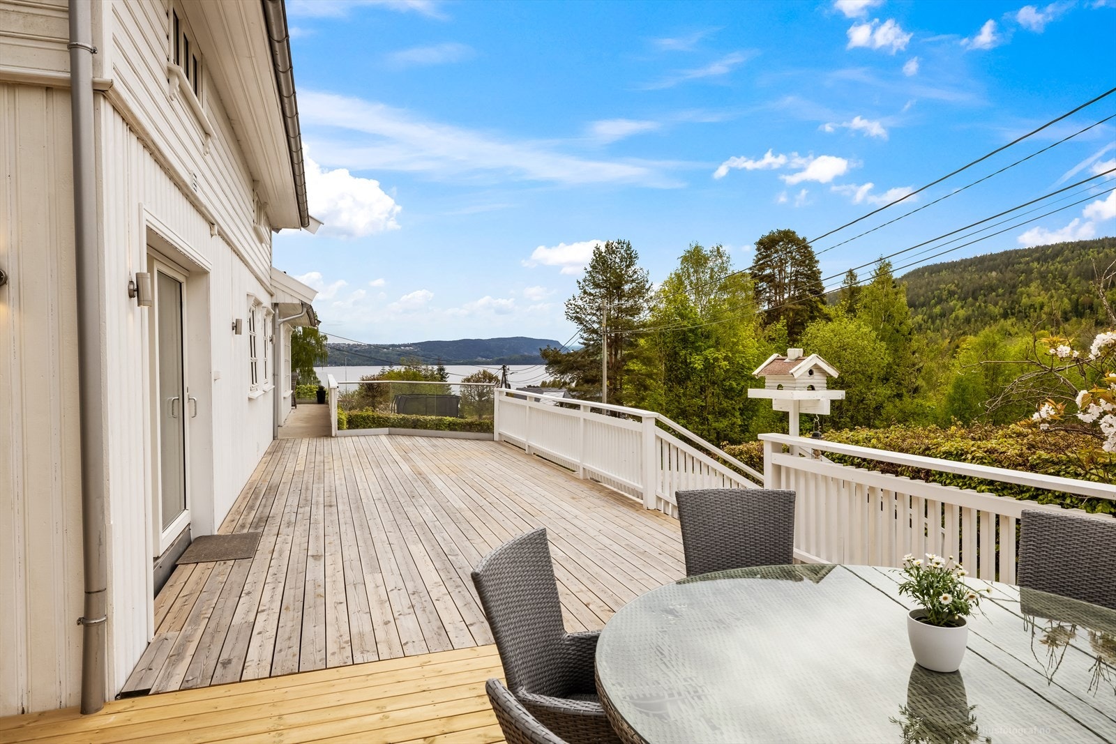 Fra terrassen har man en flott utsikt over nærområdet og fjorden. Galleribilde