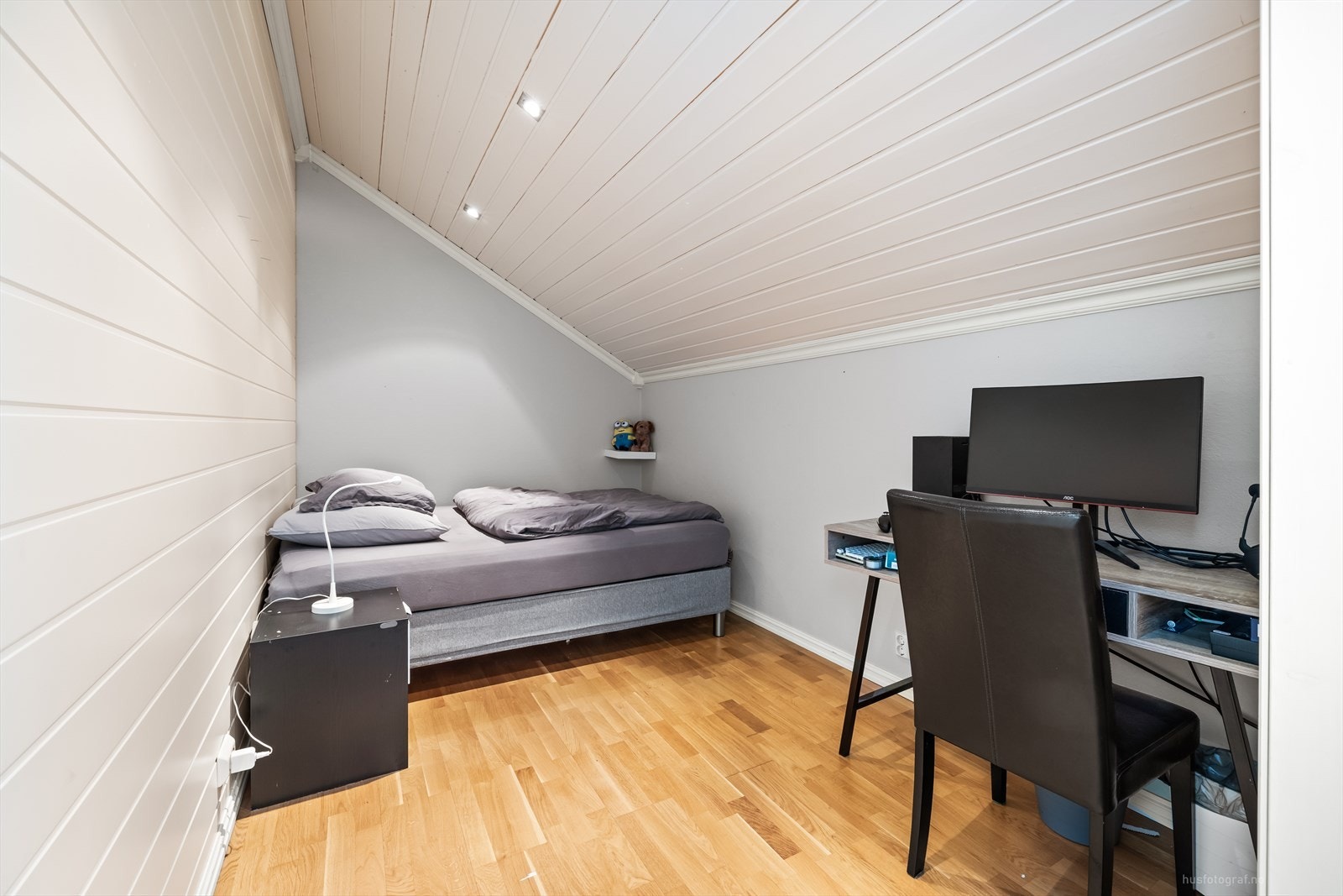 Et rom er innredet med soveplass og har parkett på gulvet. Galleribilde