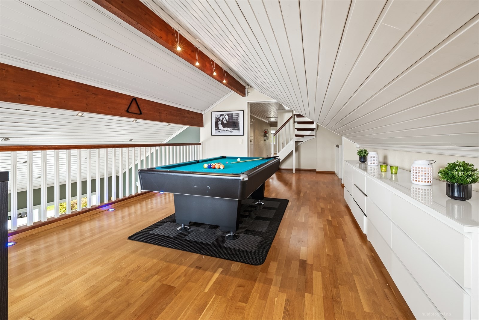 Loftstuen i andre etasje er et sosialt rom med god plass til for eksempel et biljardbord. Galleribilde