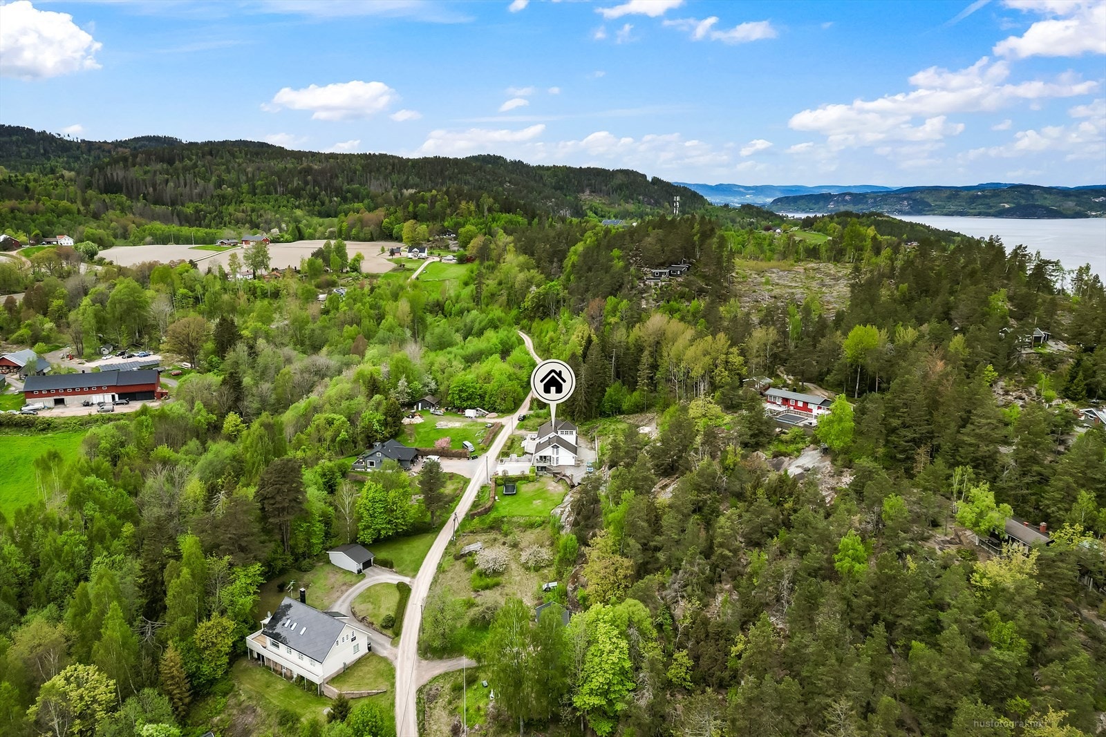 Eiendommen har en landlig og tilbaketrukket beliggenhet i Nesbygda. Galleribilde